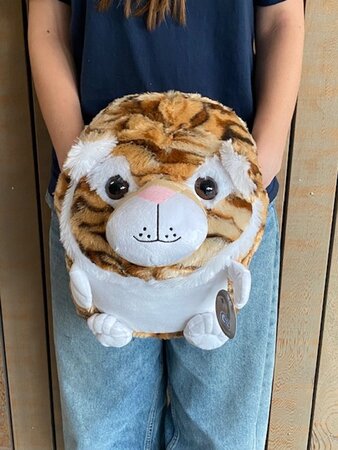 Cozy Time tijger knuffelkussen handwarmer 35 cm caramel wit zwart