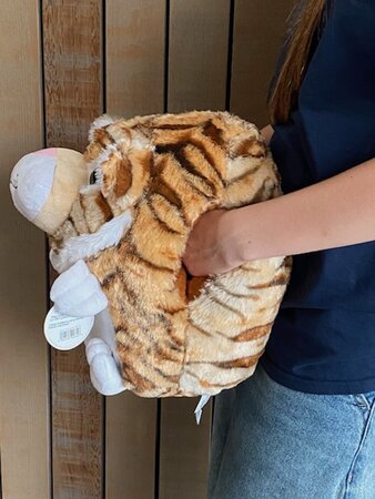 Cozy Time tijger knuffelkussen handwarmer 35 cm caramel wit zwart