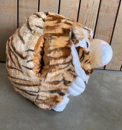 Cozy Time tijger knuffelkussen handwarmer 35 cm caramel wit zwart