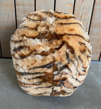 Cozy Time tijger knuffelkussen handwarmer 35 cm caramel wit zwart